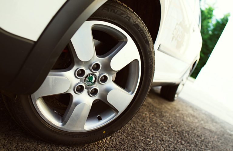 kakaya-model-shin-luchshe-letom-bridgestone-ili-pirelli9